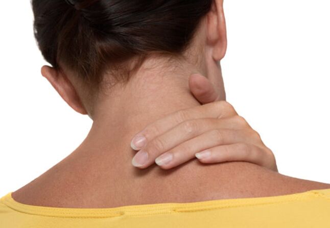 Dolor cervical con la columna cervical con osteocondrosis