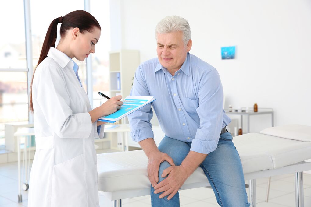 El médico prescribe un tratamiento para pacientes con artrosis de la articulación de la rodilla.